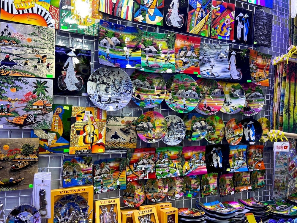 It’s easy to spot and take home wooden souvenirs carved with iconic Phu Quoc and Vietnam motifs, perfect as memorable gifts or souvenirs